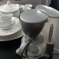 قهوه جوش با تعدادی وسایل چینی