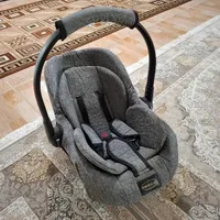 کریر و تخت کنار مادر