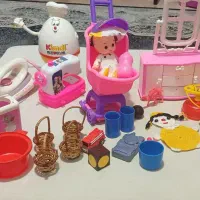 تعدادی اسباب بازی وعروسک