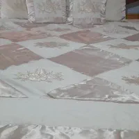 تخت به همراه دوعددپاتختی ودراورآیینه دار