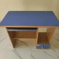 میز تحریر و کامپیوتر