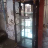 بوفه چوبی فقط یه شیشه اش شکسته