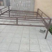 تخت نشیمن آهنی و محکم