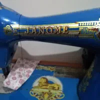 چرخ خیاطی قدیمی خوش رنگ و سالم