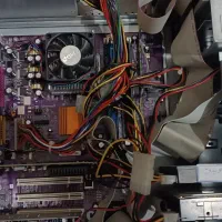 سیستم کامپیوتر به همراه لوازم جانبی