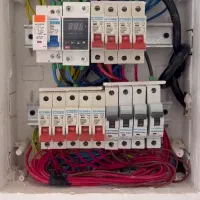 برق کشی ساختمان. لوله کشی آب ، حرص و برش درخت