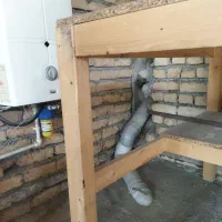 میز چوبی و آهنی خیلی خیلی تمیز با قیمت خیلی مناسب