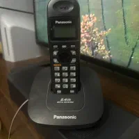 تلفن بیسیم نو پاناسونیک و یک تلفن رو میزی