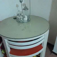 میز وصندلی کمجا تمیز وشیک با 4 صندلی..رنگی