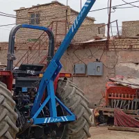 تراکتور. جرثقیل پشت تراکتوری. بالابر