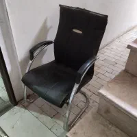 صندلی انتظار اداری و دومی صندلی گردون