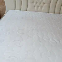 تخت خواب دو نفره تمیز و سالم با تشک طبی فنری