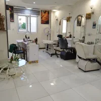 استخدام مژه کار ناخنکار