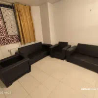 مبل چرم مصنوعی قدیمی و کهنه