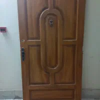 درب چوبی قفل هم بالای دستگیره دارد که وجود دارد