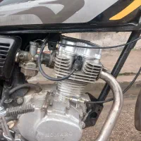 یک عدد موتور سیکلت ۱۲۵