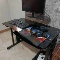 میز کامپیوتر شیشه ای ترک