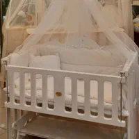 تخت کنار مادر