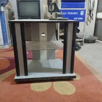 میز تلویزیون و دستگاه پرس دکمه