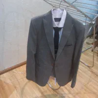یک عدد ست کت و شلوار به همراه پیراهن و کراوات