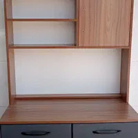 میز تحریر و کتابخانه