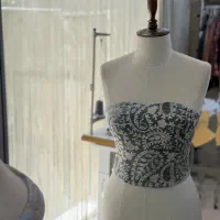 استخدام چرخ کار خانم جوان