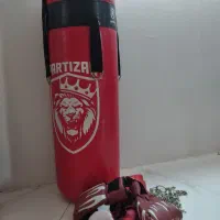 با سلام کیسه بوکس و دستکش