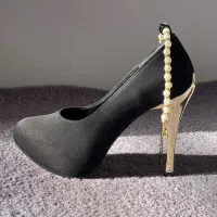 کفش مجلسی|کیف، کفش، کمربند|قم, چهل درخت‎|دیوار