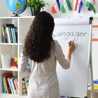 نیازمند یک معلم خانم زبان هستم