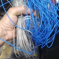 کارگر ساده و آچار به دست