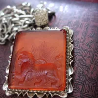 پلاک گردنبند شیر نشان کار دست نقره عیار بالا