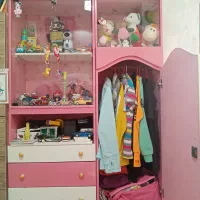 کمد ویترینی و لباس کودک