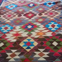 گلیم فرش و گلدان عنکبوتی