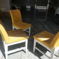 سه عدد صندلی روکش چرم به همراه جلومبلی