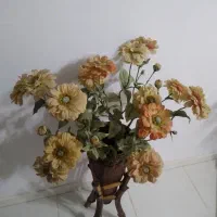 ۷ شاخه گل مصنوعی ساقه بلند به همراه گلدان چوبی