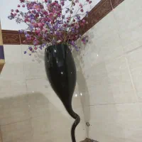 گلدان شیشه ای همراه با گل