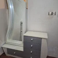 تخت تمیز با اینه دراور