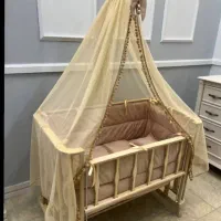 تخت کنار مادر