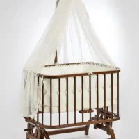 تخت و گهواره کنار مادر