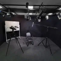 بازیگر و بلاگر برای محتوای دو زبانه
