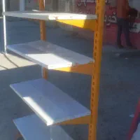 قفسه ایستاده