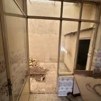 تعدادی درب و پنجره فلزی