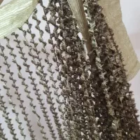 پرده سفید و پرده ریسه ای قهوه ای با چوب پرده