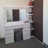 اینه و میز ارایش