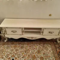میز تلویزیون و ساعت ایستاده