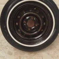 یک جفت لاستیک دور سفید