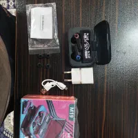 یک عدد هندزفری بلوتوث و ایپاد دارای پاور بانک