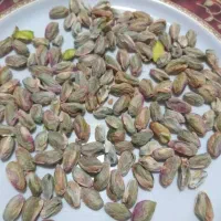 انواع پسته و مغز پسته موجود هست