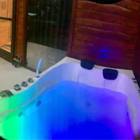 کلبه سوییسی جکوزی دار کنار رودخانه بابلکنار لفور|اجارهٔ کوتاهمدت ویلا و باغ|مرزیکلا, |دیوار