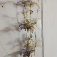 چند شاخه گل مصنوعی با گلدان